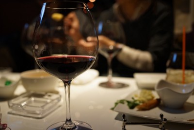 ワインと一緒に食事をお楽しみください！
