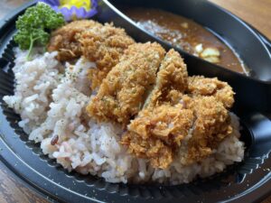 さくさくチキンカツのスパイシーカレー弁当