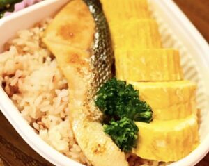 焼鮭と出汁巻き玉子のせ弁当